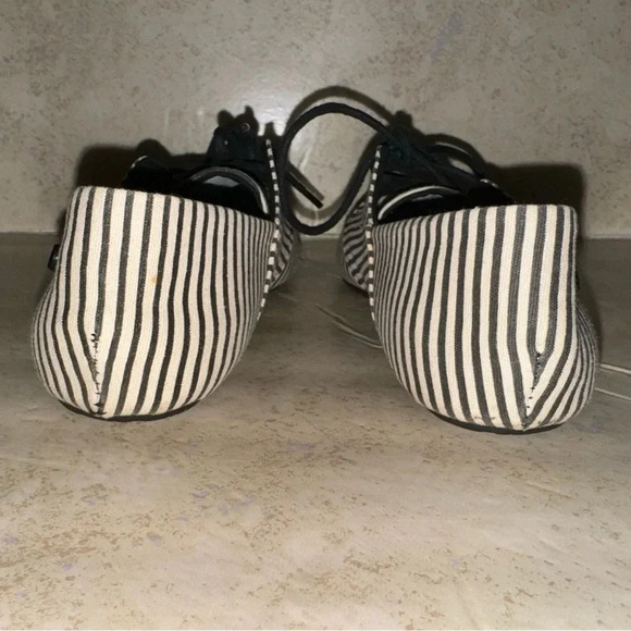 VOLCOM Soul Mates Flats Womens Sz 6 Slip-On Loafer Sneaker Black & white stripes - Picture 2 of 6